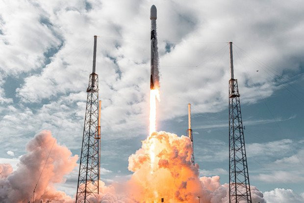 SpaceX schießt eine Rekordzahl von 143 künstlichen Satelliten ins All