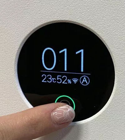 OLED Touch Display zur Anzeige von Luftqualität, Raumtemperatur und Luftfeuchtigkeit